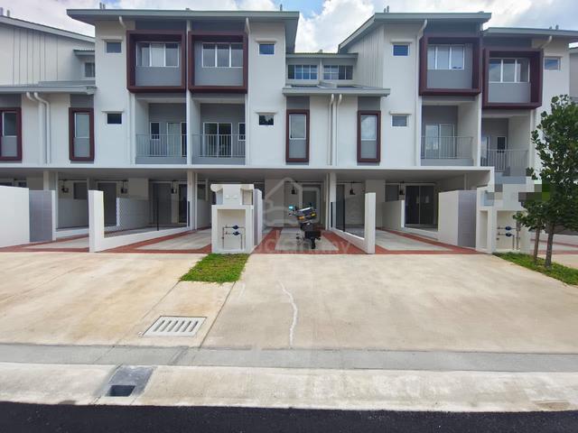 [Upper Unit] Town House Greenwoods Seraya, Taman Salak Perdanai 1