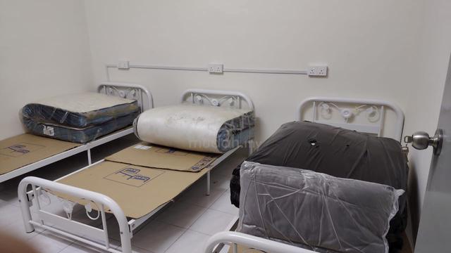 Bilik MASTER FULLY Furnished : 3 Katil ✅ PRIVATE Toilet & FREE WiFi 💥 1