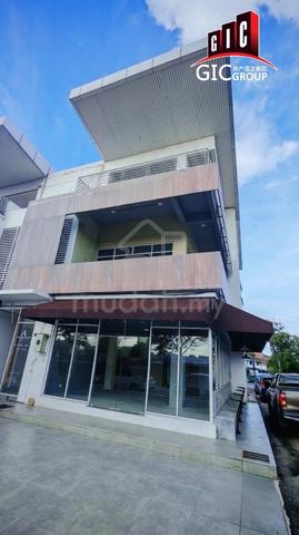 Semi D 3 Storey Shop Office with parking Facing Main Road For Rent 1