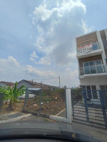 ( 4 rooms + 4 bathroom) 3-Storey Corner Lot House for Rent,Sri Manja 1
