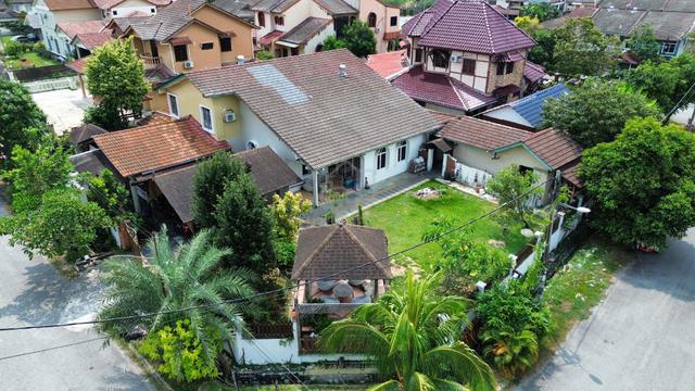 Corner Bungalow, Bangi - 8,342 sqft land | Bumi Lot | 1.3M 1