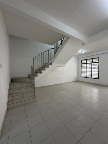 Rare Unit!!!Senai Scientex 2.5Storey House For With Partial Furnish 1