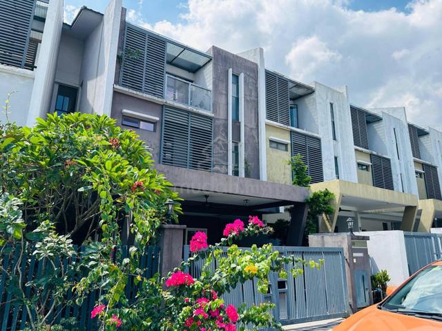 Three Storey Laman Glenmarie - Superlink House with Golf View 1