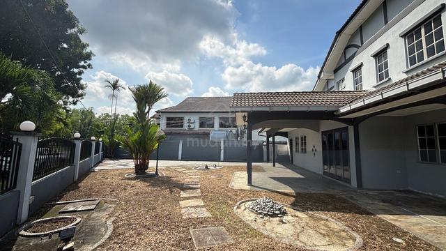 Bandar Kinrara corner house well maintained, large land 1