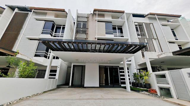 FREEHOLD š„ REFURBISH ā
2.5 Storey Hyperlink DutaVilla Presint 14 1