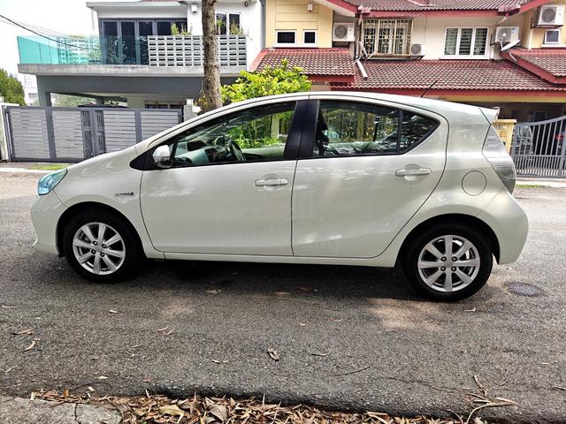 2013 Toyota PRIUS C 1.5 (HYBRID) NHP10R (A) - 4