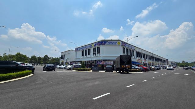 1st Floor Corner unit, Very Spacious, Eco Majestic 1