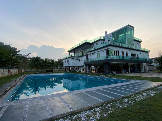 1-Acre Gated Bungalow at Kemaman 1