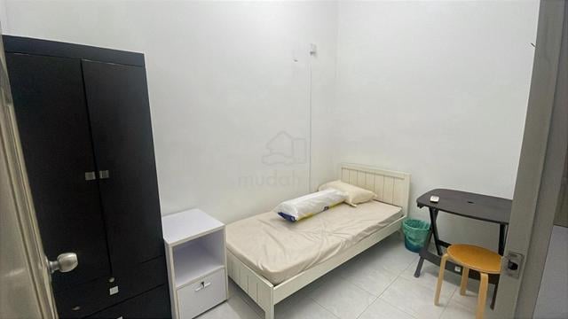 Bukit Indah room for rent , direct bus stop to Singapore 1
