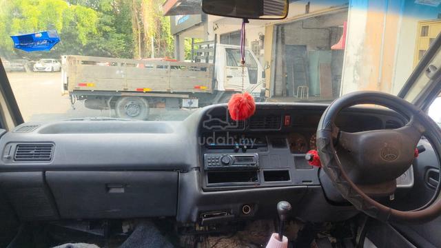 Toyota Hiace 2.0 - Manual -Petrol Year 2001 - 5