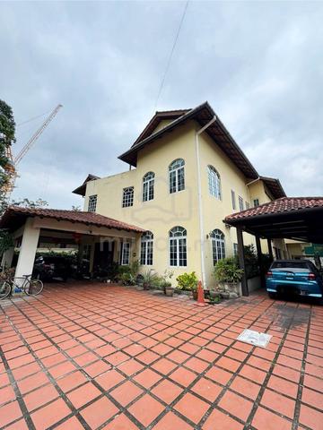 Private Bungalow Living in the Prime Taman Desa, Kuala Lumpur For Sale 1