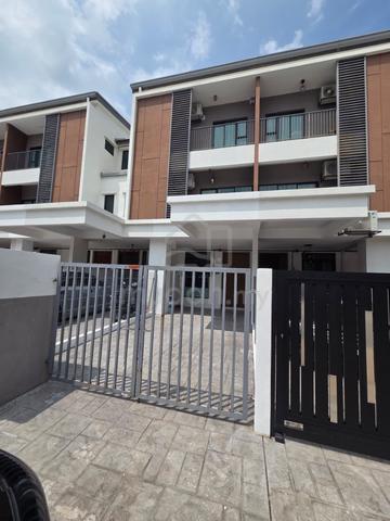 Elegan Townhouse Putra Perdana Puchong 1