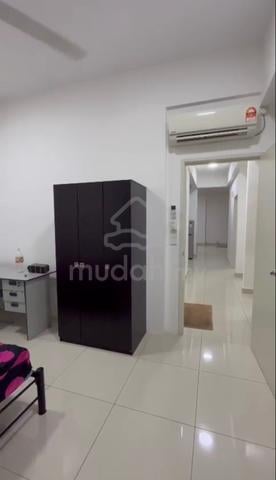 Middle room for rent 1