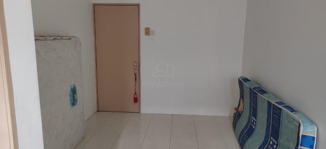 medium room room 1