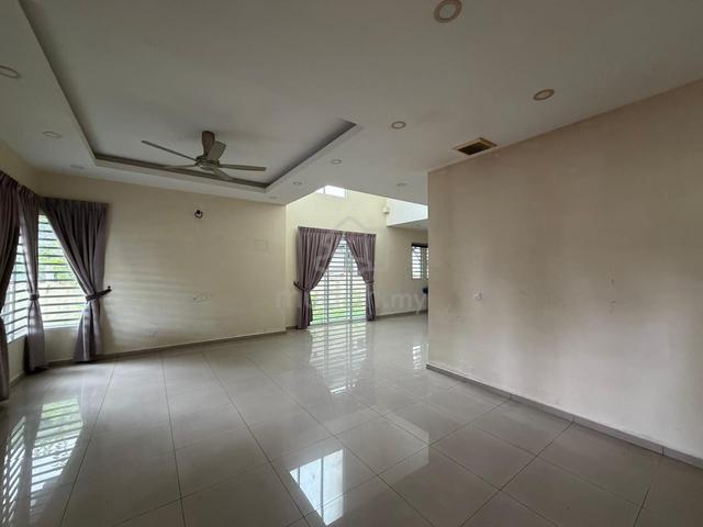 Below Market Price 2.5 Storey Semi-D At Persiaran Taman Bukit 1