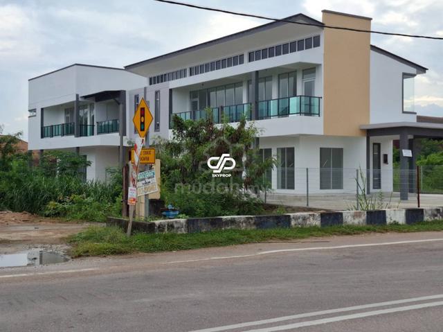 Banglo 2 Tingkat Moden di Kubang Kerian , Tanah Luas Tepi Jalan Utama 1