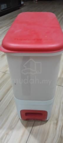 bekas penyimpanan beras jenama tupperware  - photo 3 of 3