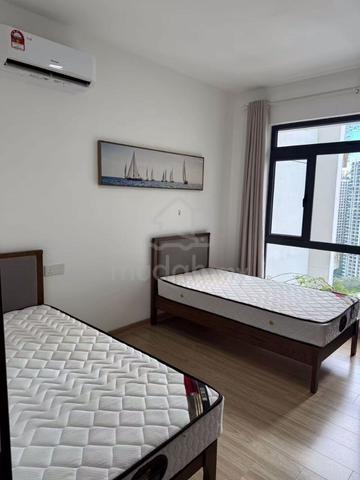 Forest City female room for rent ( with personal toilet) 1