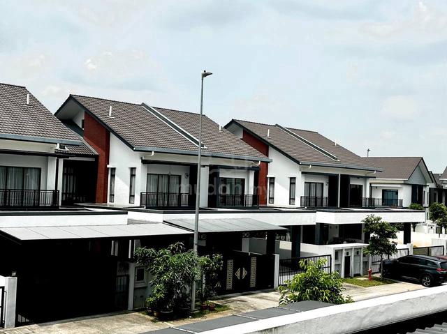 [FREEHOLD 22x70 GATED] 2 Storey Myra Saujana Sungai Merab Dengkil 1