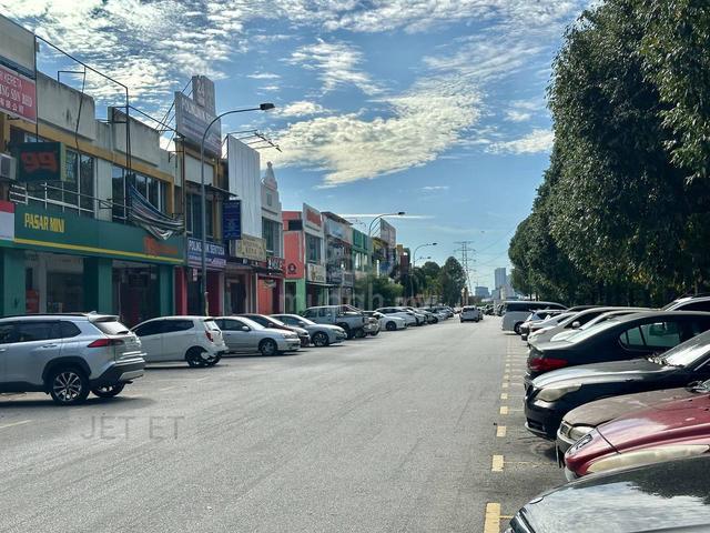 Bukit Tinggi 3 Shop Parklands Ground Floor Shoplot facing main road 1