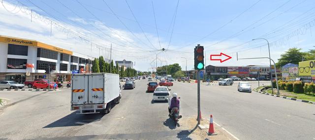 Spacious Double Storey Corner Shop Lot in Taman Ihsan for Rent 2