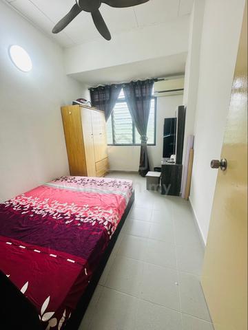 Room For Rent at Bukit Jambul (Women) 1
