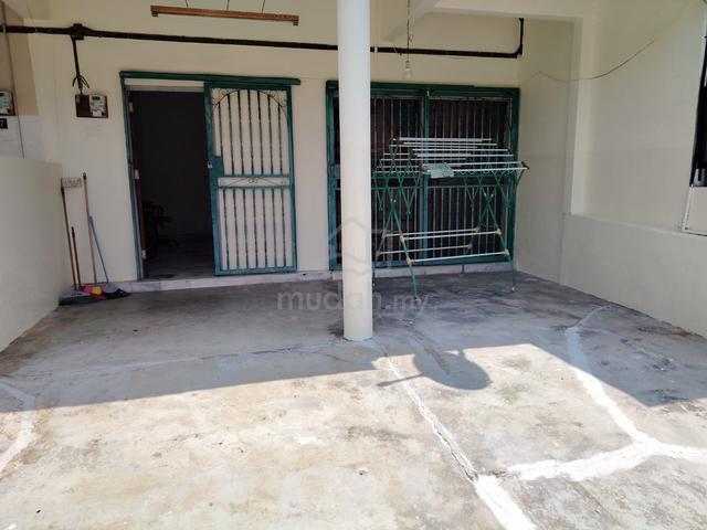 Two Storey Terrace House Tmn Universiti Indah Seri Kembangan Selangor" 1