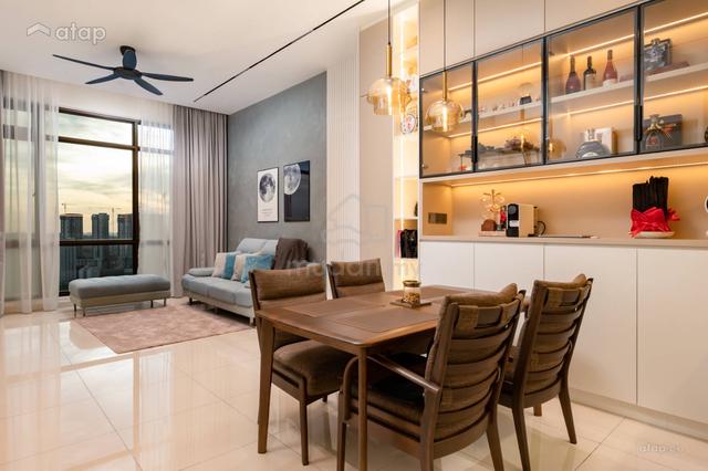 4 BEDROOM free furniture 3XXK| 80% Chinese|cover walkway to MRT KTM 1