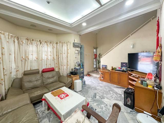 CORNER BESAR teres 2tingkat Seksyen 8 3