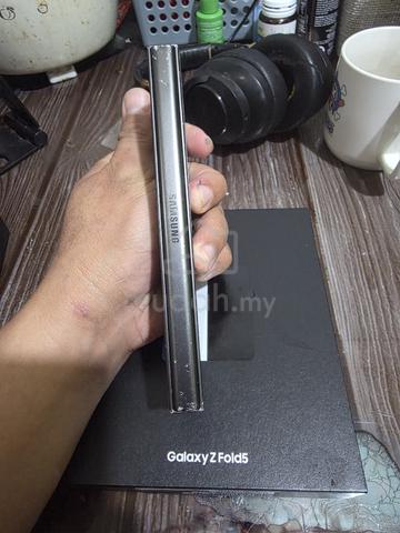 samsung galaxy z fold 5 - photo 5 of 6