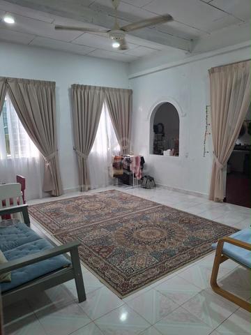 Rumah luas, siap renovate & sedia untuk diduduki! 1
