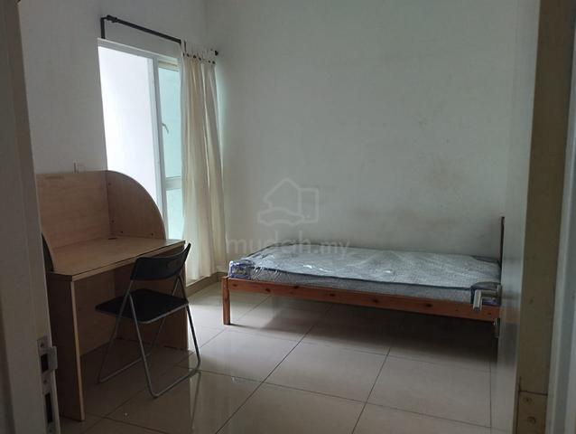 Female Room to let 1