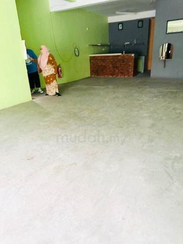 Shoplot 2 tingkat taman tasik berdepan dengan Kolej professional max 1