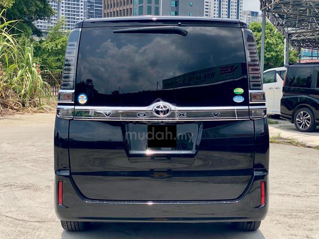 2019 Toyota VOXY 2.0 X 8SEATER LEATHER FACELIFT FS - 4