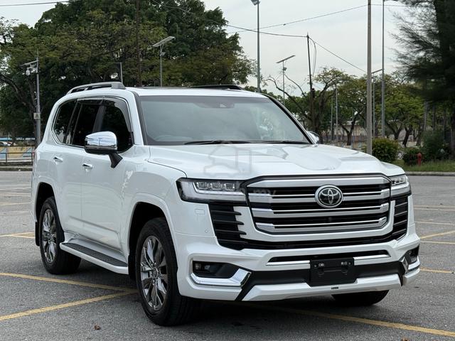 2023 Land CRUISER 3.5 ZX MODELLISTA BLACK INTERIOR - 4
