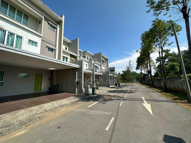 Academia Lane - 3 Storey House for Rent - Unimas / Pusat Jantung 1