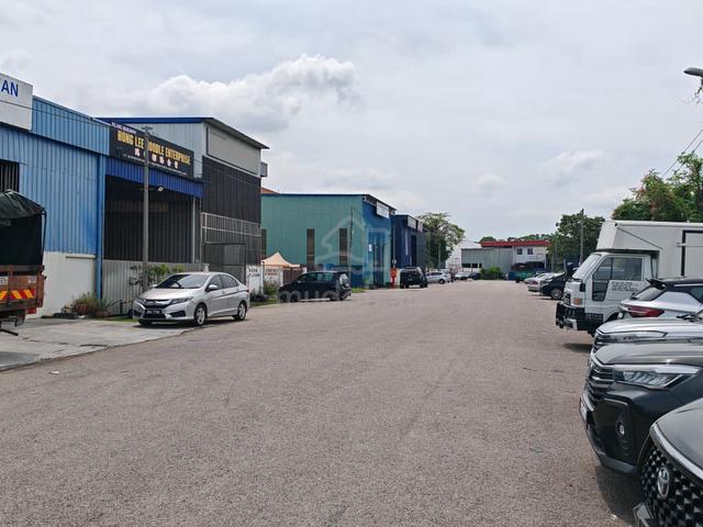 Mount Austin - 1.5 Storey Terrace Factory For Rent 1