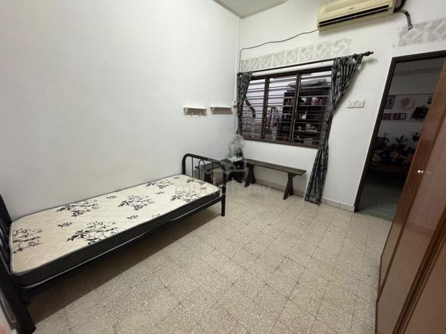 Medium Rooms for Rent @Happy Garden Landed House 1