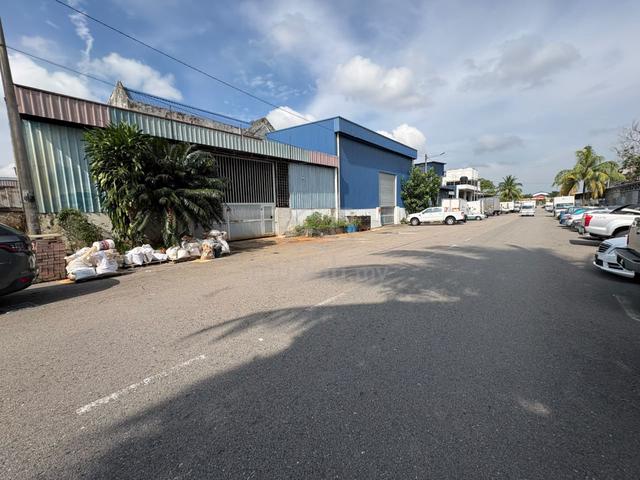 Taman Universiti 1.5 Storey Semi-D Factory For Sale 1