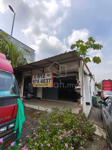 Single Storey shop at Bandar Saujana Putra (Renovated, End Lot !) 1
