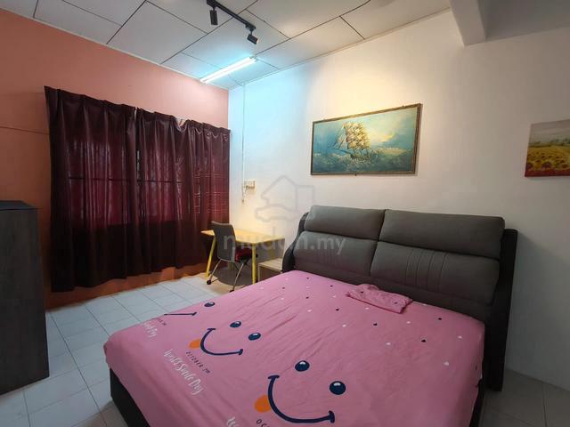 Female Master Room Near HSNI Batu Pahat For Rent. 1