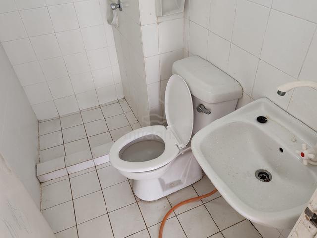 MASTER ROOM with bathroom inside at Puchong Perdana 4