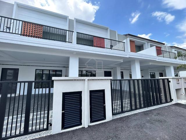 Japannese Style Lapangan Perdana Botani Double Storey House 1