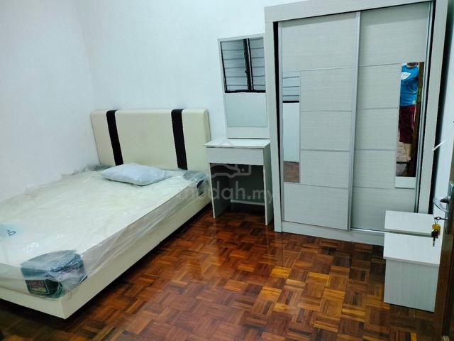 FEMALE ROOM to let-opposite HSNZ 2 minutes walking 1