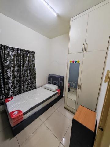 Female unit Master room w fully furnished at oug parklane 1