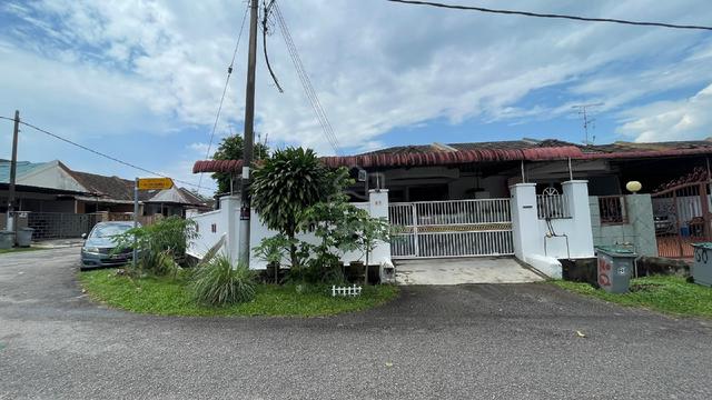single storey corner,fully renovated,spacious 1
