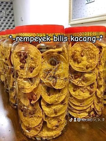 kerepek pisang dan rempeyek bilis kacang - photo 2 of 2