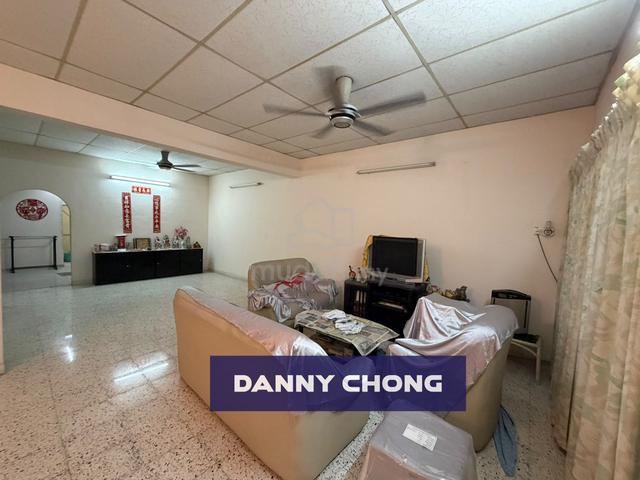 2STY Terraced Timber Floor Strategic Location At Bukit Dumbar Jelutong 1