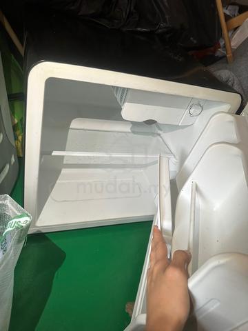 Midea Mini Bar Refrigerator - photo 2 of 4