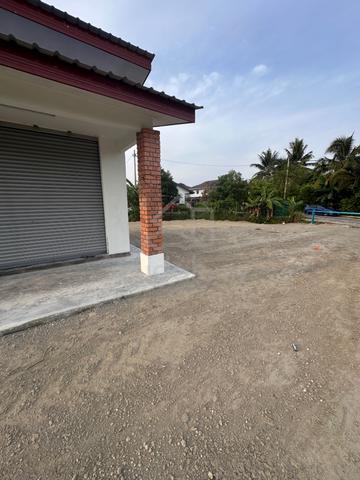 Tanah Lapang, rata dan sebuah Kedai di Kg Paya Jaras Hilir, Sg Buloh 1